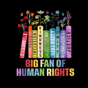 Peut inclure: Conception graphique sur fond noir avec des livres colorés portant les mots "Amour", "Paix" et "Justice". Des fleurs et des papillons sont au-dessus des livres. La phrase "Big Fan of Human Rights" est écrite en dessous en couleurs arc-en-ciel.