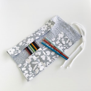Pochette à crayons enroulable Patron de couture numérique, Patron de trousse en tissu, Rouleau de rangement pour crayons, Rangement de fournitures artistiques, Pinceau de maquillage, Rouleau à outils