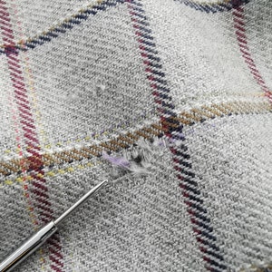 以下が含まれることがあります： 白のセラミックマグカップ、黒いハンドルと「But first, coffee」の手書き風の文字。マグカップは白い表面に置かれています。マグカップの高さは約10cmです。