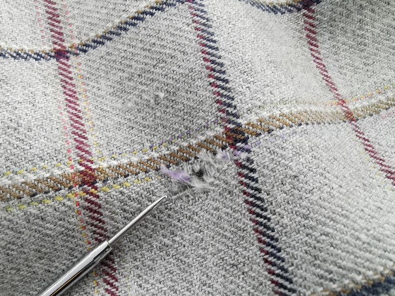 以下が含まれることがあります： 白のセラミックマグカップ、黒いハンドルと「But first, coffee」の手書き風の文字。マグカップは白い表面に置かれています。マグカップの高さは約10cmです。