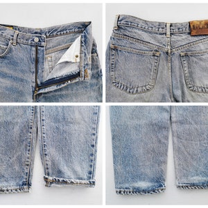 Op de afbeelding: Lichtblauwe jeans met een vervaagde wassing. De jeans heeft een knoop- en ritssluiting, voor- en achterzakken en een leren patch met de merknaam. De manchetten zijn opgerold.