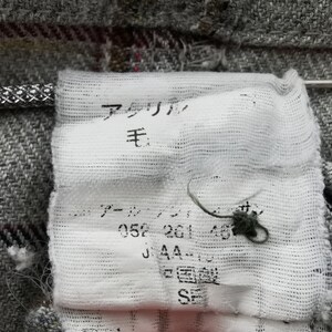 以下が含まれることがあります： 白い文字で「Welcome to our home」と書かれた素朴な木製サイン。 傷んだ仕上がりと、シンプルで魅力的なデザインが特徴です。