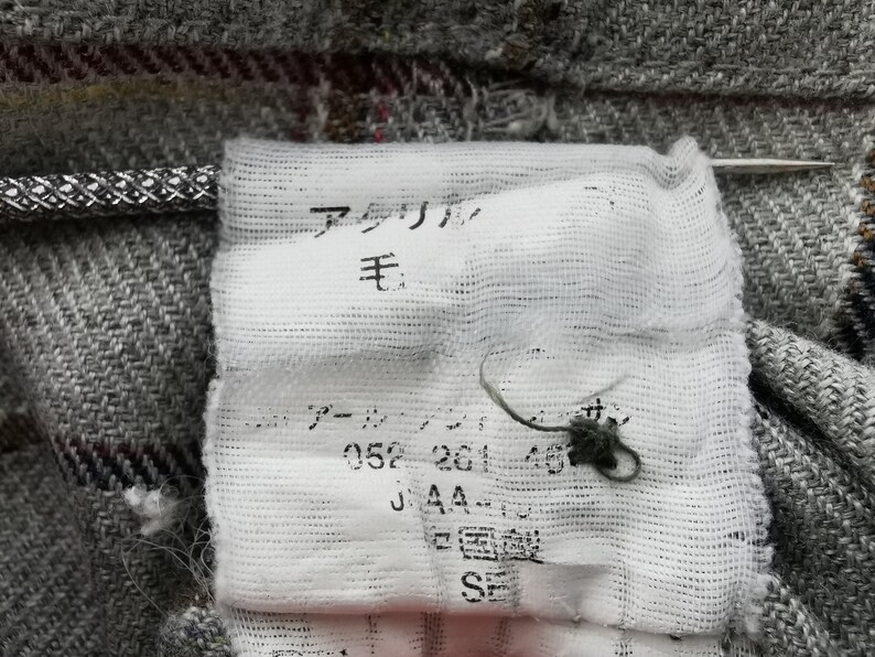 以下が含まれることがあります： 白い文字で「Welcome to our home」と書かれた素朴な木製サイン。 傷んだ仕上がりと、シンプルで魅力的なデザインが特徴です。