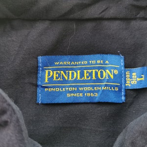 K&ouml;nnte beinhalten: Ein Set aus drei Keramikbechern mit gesprenkelter, matter Oberfl&auml;che. Die Becher sind in Creme-, Hellgrau- und Dunkelgraut&ouml;nen gehalten. Jeder Becher hat ein schlichtes, minimalistisches Design.