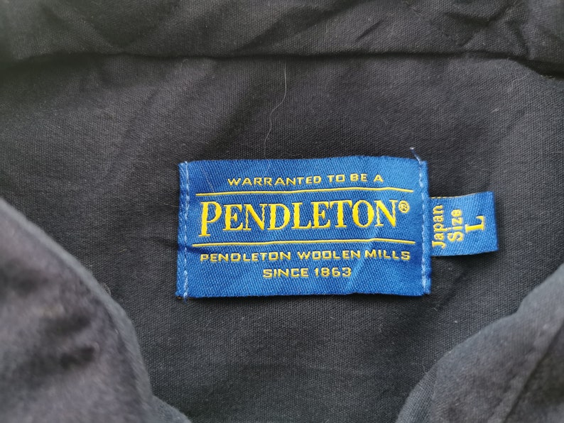 K&ouml;nnte beinhalten: Ein Set aus drei Keramikbechern mit gesprenkelter, matter Oberfl&auml;che. Die Becher sind in Creme-, Hellgrau- und Dunkelgraut&ouml;nen gehalten. Jeder Becher hat ein schlichtes, minimalistisches Design.