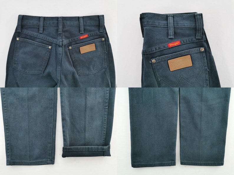 K&ouml;nnte beinhalten: Dunkelblaue Wrangler-Jeans mit klassischer Passform. Merkmale sind ein rotes Wrangler-Logo-Patch, ein braunes Leder-Patch und Metallnieten. Die Jeans hat ein gerades Bein und ein traditionelles F&uuml;nf-Taschen-Design.
