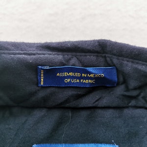 K&ouml;nnte beinhalten: Rustikales Holzschild mit dem Text "Welcome to our home" in wei&szlig;er Schrift. Das Schild hat eine Used-Optik und ein schlichtes, einladendes Design, ideal f&uuml;r eine Veranda oder einen Eingangsbereich.