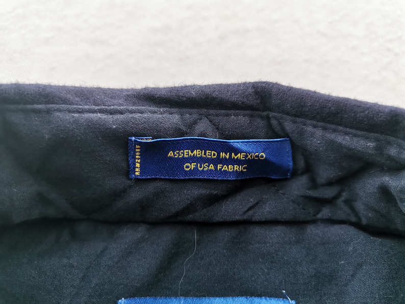 K&ouml;nnte beinhalten: Rustikales Holzschild mit dem Text "Welcome to our home" in wei&szlig;er Schrift. Das Schild hat eine Used-Optik und ein schlichtes, einladendes Design, ideal f&uuml;r eine Veranda oder einen Eingangsbereich.