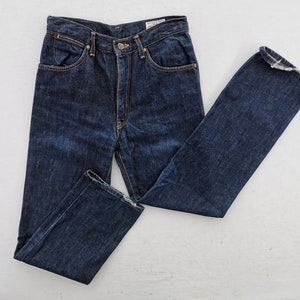 Op de afbeelding: Donkerblauwe denim jeans met een klassiek ontwerp met vijf zakken. De jeans hebben een knoop- en ritssluiting, met een rechte pijp. De denim heeft een licht vervaagd uiterlijk en de stiksels zijn in een contrasterende goudkleur.