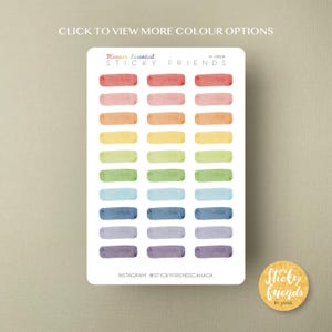 Pode incluir: Uma folha de adesivos retangulares coloridos com efeito aquarela. Os adesivos estão dispostos em filas de 7, cada fila com uma cor diferente. As cores são vermelho, laranja, amarelo, verde, azul, roxo e rosa. A folha é etiquetada como "Planner Essential Sticky Friends" e "W-00000".