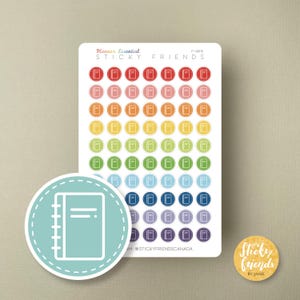 Op de afbeelding: Een vel plannerstickers met een herhalend notitieboekontwerp in een regenboog van kleuren. De stickers zijn gerangschikt op een witte achtergrond met de tekst "Planner Essential STICKY FRIENDS" en een ronde sticker met de tekst "Sticky friends by Jamie".