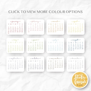 Puede incluir: Un conjunto de calendario de doce meses con tarjetas cuadradas individuales para cada mes de enero a diciembre. Cada tarjeta muestra el nombre del mes en letra cursiva sobre una cuadr&iacute;cula de fechas. El texto CLICK TO VIEW MORE COLOUR OPTIONS es visible.