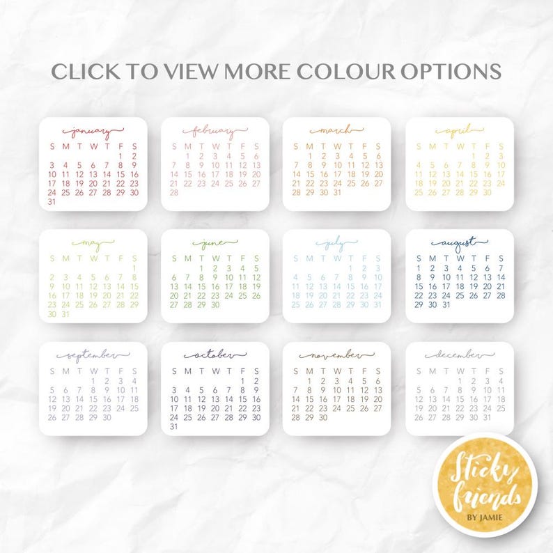 Puede incluir: Un conjunto de calendario de doce meses con tarjetas cuadradas individuales para cada mes de enero a diciembre. Cada tarjeta muestra el nombre del mes en letra cursiva sobre una cuadr&iacute;cula de fechas. El texto CLICK TO VIEW MORE COLOUR OPTIONS es visible.