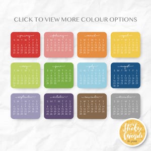 Puede incluir: Pegatinas de calendario coloridas para cada mes del año, cada una en un color diferente. Las pegatinas cuadradas con esquinas redondeadas muestran los días de la semana y las fechas.