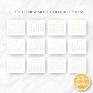 Puede incluir: Una cuadr&iacute;cula de calendario de doce meses con bloques individuales de enero a diciembre, cada uno con un encabezado de mes en cursiva y fechas num&eacute;ricas. El texto "CLICK TO VIEW MORE COLOUR OPTIONS" aparece en la parte superior y un logotipo circular dice "Sticky friends BY JAMIE" en la parte inferior derecha.