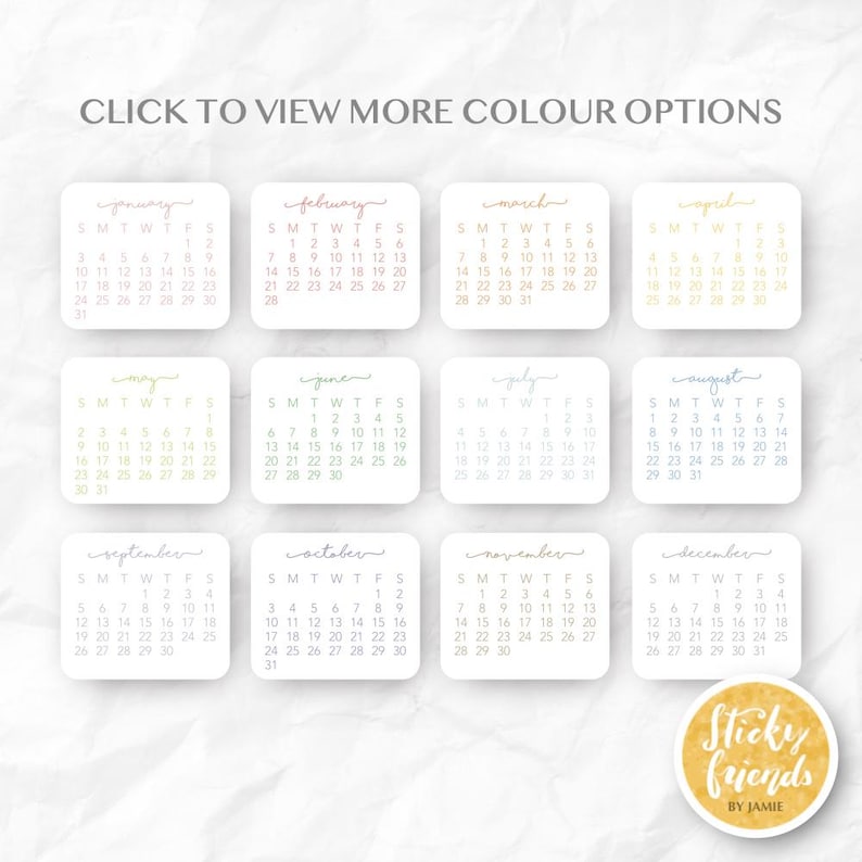 Puede incluir: Una cuadr&iacute;cula de calendario de doce meses con bloques individuales de enero a diciembre, cada uno con un encabezado de mes en cursiva y fechas num&eacute;ricas. El texto "CLICK TO VIEW MORE COLOUR OPTIONS" aparece en la parte superior y un logotipo circular dice "Sticky friends BY JAMIE" en la parte inferior derecha.