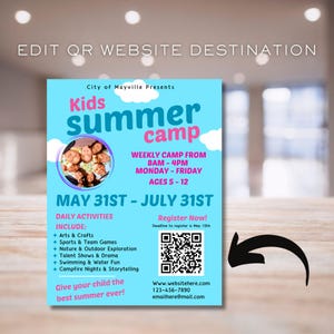 Peut inclure: Une affiche bleue et rose annon&ccedil;ant un camp d'&eacute;t&eacute; pour enfants &agrave; Mayville. L'affiche comprend une photo d'enfants, les dates du camp, les activit&eacute;s quotidiennes et un code QR pour s'inscrire. Le texte indique "Kids Summer Camp", "Weekly Camp from 8AM-4PM Monday-Friday Ages 5-12", "May 31st - July 31st", "Register Now! Deadline to register is May 10th", "www.websitehere.com 123-456-7890 emailhere@mail.com".
