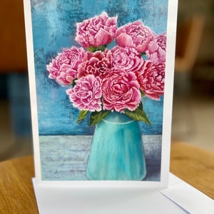 Tarjeta de felicitación en azul rosado, tamaño A5, a partir de una pintura al pastel original de Kirstie Trobe Fine Art. Interior en blanco.