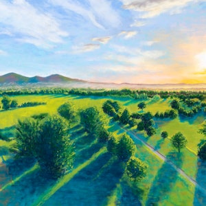 Pode incluir: Uma pintura pastel de uma paisagem com uma cordilheira ao longe, um campo de grama verde e uma estrada sinuosa que leva a um bosque de árvores. O sol está se pondo no céu, lançando longas sombras sobre o campo.
