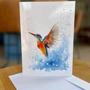 Kingfisher in Flight, Cartão de felicitações A5, de uma pintura original em pastel de Kirstie Trobe Fine Art. Em branco por dentro.
