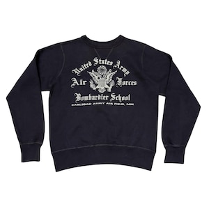 Può includere: Felpa blu navy con testo bianco e un emblema militare. Il testo recita "United States Army Air Forces Bombardier School Carlsbad Army Air Field, NM."