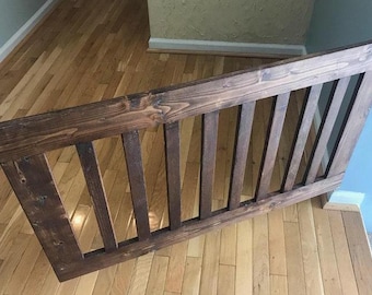 Barrière pour animaux de compagnie en bois pour bébé faite sur mesure avec du bois de récupération durable et écologique, barrière de sécurité pour les enfants et les chiens pour la maison
