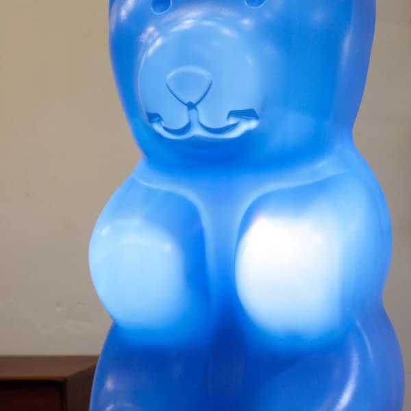 Très grande lampe ours en gomme bleue vintage pour chambre d'enfant 1990