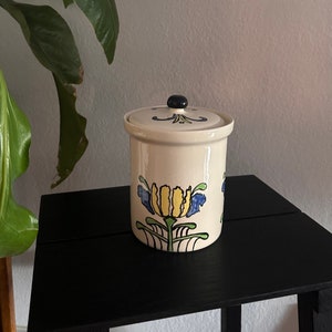 Tarro de galletas vintage pintado a mano con detalle floral y tapa