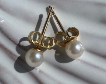 Vintage 14K Yellow Gold Tiny Pearl Stud Earrings