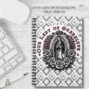 Puede incluir: Cuaderno de espiral con una ilustración de Nuestra Señora de Guadalupe, rosas y el texto "Our Lady of Guadalupe Pray for Us". El cuaderno tiene un patrón geométrico en blanco y negro.