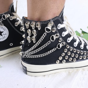 Converse High Tops con tachuelas: zapatillas con un toque punk rock