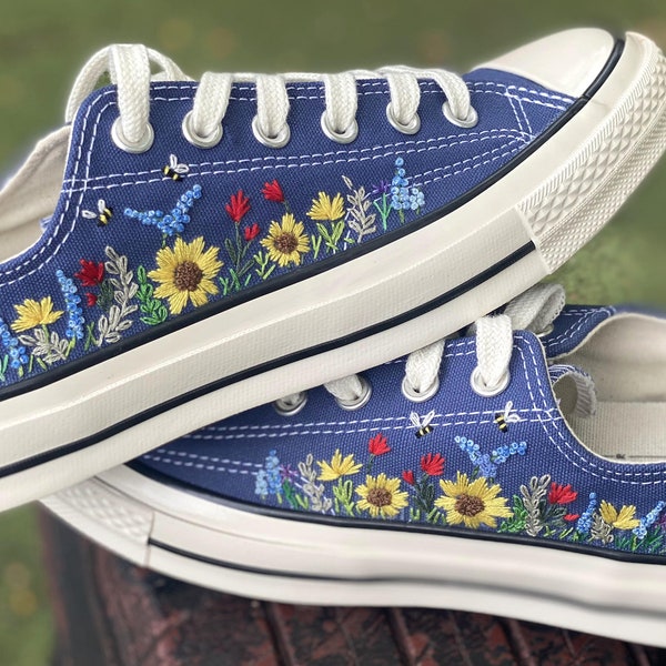 Kundenspezifische Low-Cut-Converse-Schuhe mit lebendiger Sonnenblumen-Stickerei / atemberaubendem Sonnenblumen-Stickerei-Design aufConverse Chuck 70 Low-Top-Schuhen