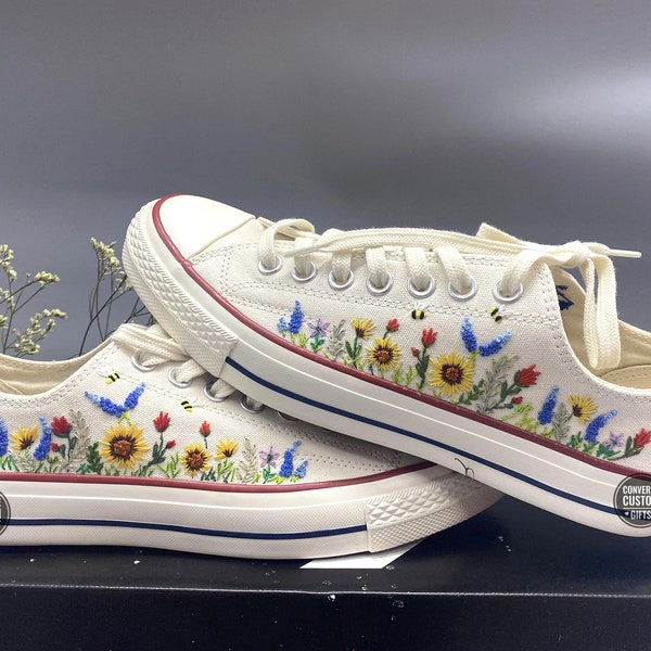 Custom embroidered converse low top/Custom embroidered converse low Top Chuck Taylor 1970s/Converse custom flower embroidery