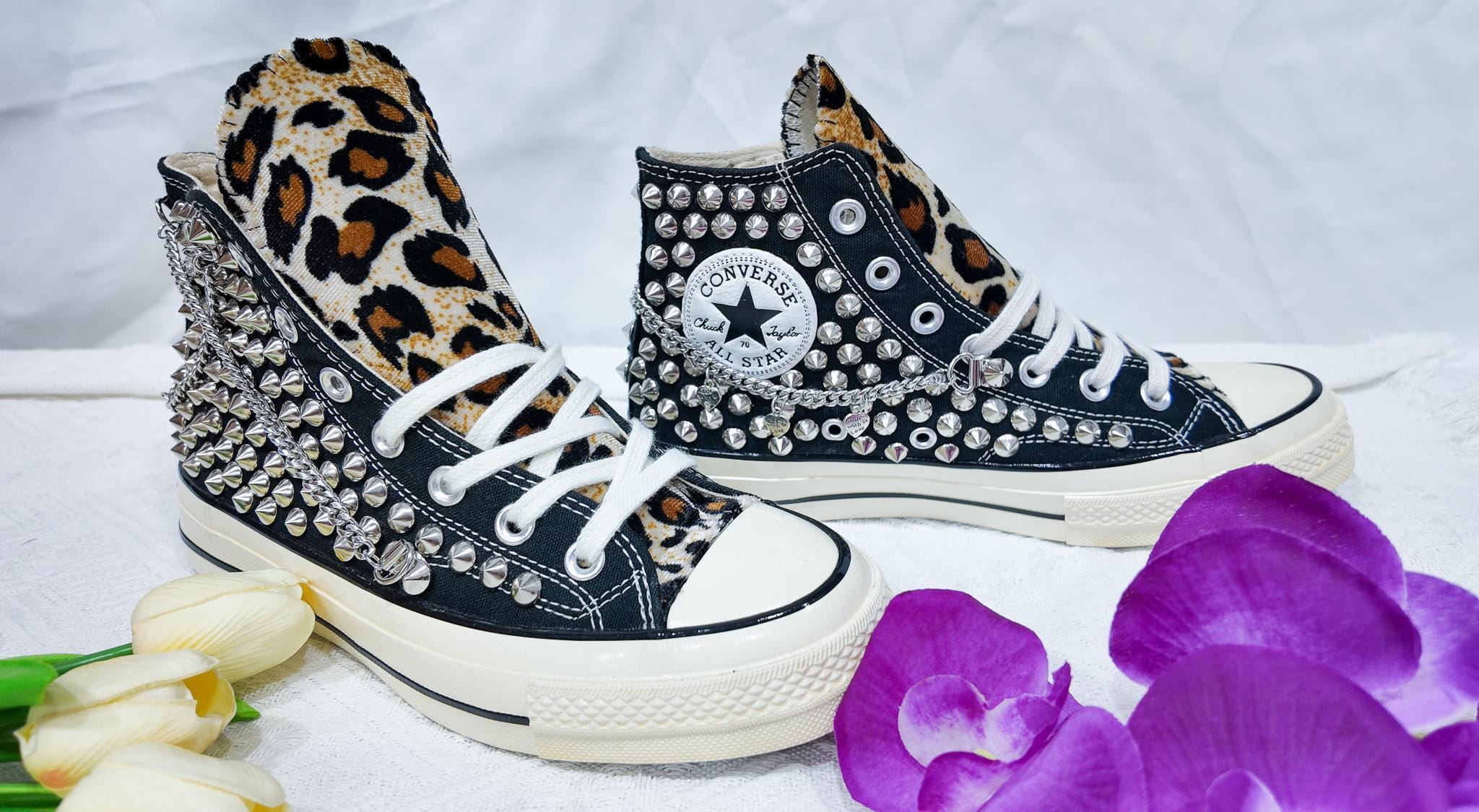 靴 Leopard Studs Leather High Cut Sneaker Stylish high-top sneakers featuring a bold leopard print and gold