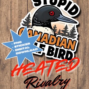 Może przedstawiać: Naklejka z ilustracją głuptaka i napisem "STUPID CANADIAN BIRD" w kolorze czarnym i pomarańczowym. Poniżej słowa "HEATED Rivalry" są w kolorze czerwonym i czarnym. Niebieska gwiazda wskazuje na naklejkę PNG i pobieranie cyfrowe.