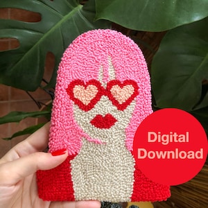 Op de afbeelding: Een roze en rood punch needle portret van een persoon met hartvormige zonnebrillen en rode lippen. De tekst "Digitaal Downloaden" staat op een rode cirkel in de rechterbenedenhoek van de afbeelding.