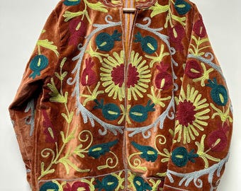 Chaqueta Suzani de terciopelo bohemia, abrigo floral bordado a mano, estilo indio, kimono para festivales, regalo de Navidad unisex.