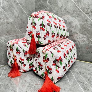 Set da 3 pezzi damigella d'onore con stampa di ciliegie, borsa per cosmetici, organizer da viaggio, kit da toeletta in cotone trapuntato, stampa a blocchi a mano, fodera impermeabile all'interno