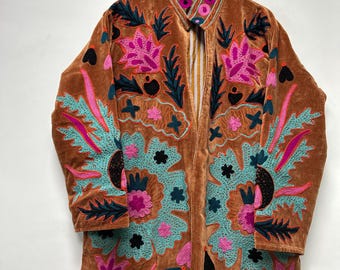 Abrigo largo de terciopelo bordado: chaqueta bohemia con estampado floral multicolor