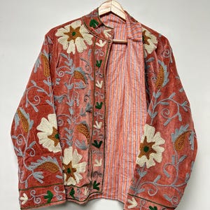 Fluwelen Suzani geborduurde jas ambachtelijke handgemaakte jas handgemaakte Suzani jas bloemdessin Boho korte jas cadeau voor haar