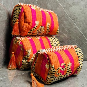 Ensemble de 3 pièces demoiselle d'honneur, impression tigre, maquillage, trousse à maquillage, organisateur de voyage, coton matelassé, trousses de toilette, impression bloc main, doublure imperméable à l'intérieur