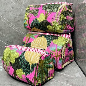 Piccola borsa per il trucco trapuntata Borsa per il trucco floreale Borsa stampata fatta a mano Borsa cosmetica floreale Borsa da viaggio in cotone trapuntato Regalo per damigella d'onore