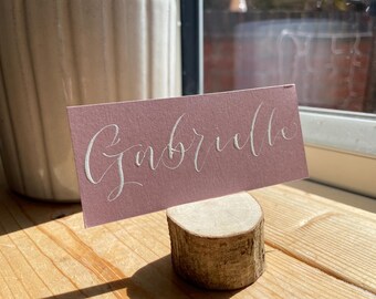 Blush roze en witte plaatskaarten kalligrafie, trouwbedankjes, plaatskaarten bruiloft, rustieke bruiloft, witte inkt