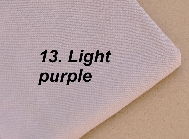 Puede incluir: Un primer plano de una muestra de tela de color p&uacute;rpura claro con el texto "13. Light purple" impreso en ella.