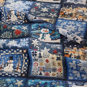 Könnte beinhalten: Nahaufnahme eines Winter-Quilts. Der Quilt zeigt verschiedene quadratische Paneele mit gestickten Schneeflocken, Schneemännern und Winterdorf-Szenen in Blau-, Weiß- und Rottönen. Das Design ist detailliert und festlich.