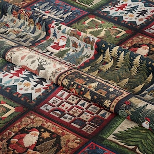 Könnte beinhalten: Eine aufgerollte Weihnachtsdecke mit einem Patchwork-Design, das Quadrate mit festlichen Bildern zeigt. Die Decke zeigt den Weihnachtsmann, Weihnachtsbäume und Rentiere in einer Farbpalette aus Grün, Rot und Creme.