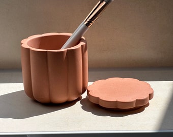 Terracotta flower-shaped pot bathroom storage