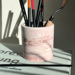 Small marbled pink pot in Jesmonite for pen and brush storage