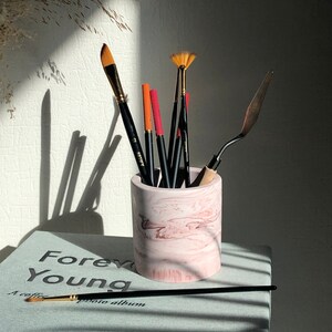 Small marbled pink pot in Jesmonite for pen and brush storage image 3