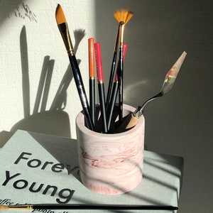 Small marbled pink pot in Jesmonite for pen and brush storage image 10